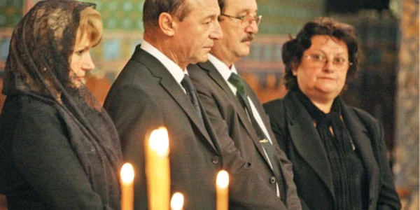 Fiii, Traian şi Mircea, şi nurorile, Maria şi Doina, la priveghiul Elenei Băsescu  