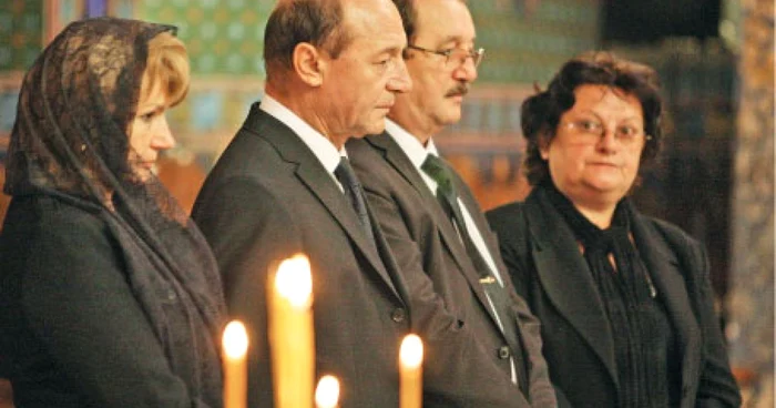 Fiii, Traian şi Mircea, şi nurorile, Maria şi Doina, la priveghiul Elenei Băsescu