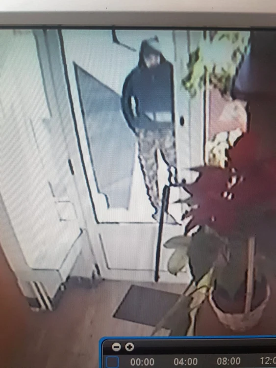 Un individ a furat, ziua în amiaza mare, bijuterii din aur dintr-un amanet situat chiar în centrul Ploieștiului