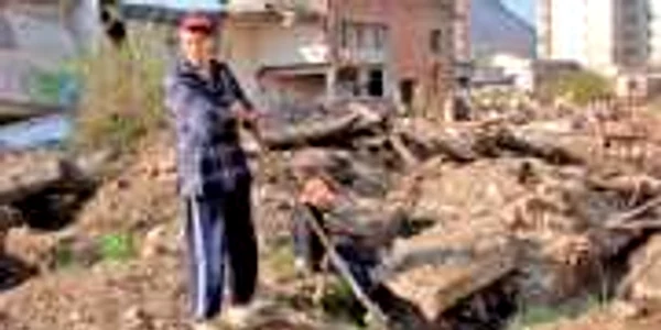 Bani UE nefolosiţi pentru curăţarea ruinelor de la fabricile comuniste