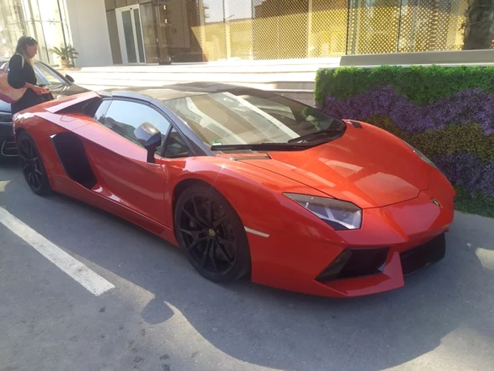 
    Adrian Minune  trage cu nesaţ  din narghilea,  pe nisipul fierbinte  din Mamaia   