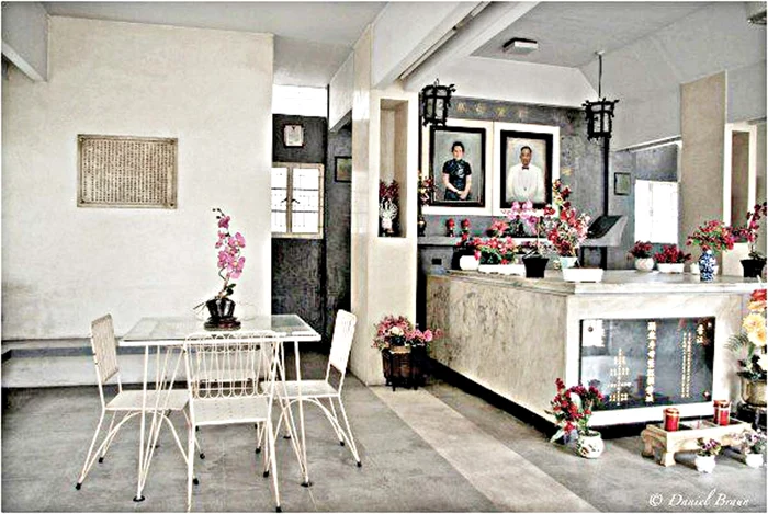 În interior, urnele  cu cenuşa localnicilor şi o masă pentru musafiri