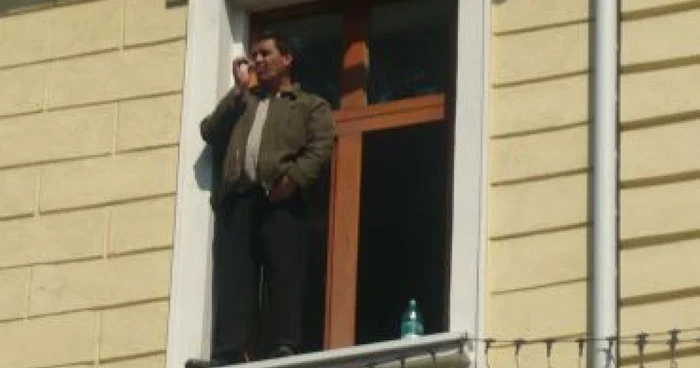 Suceava: UPDATE: Un bărbat a ameninţat că se sinucide (GALERIE FOTO ŞI VIDEO)
