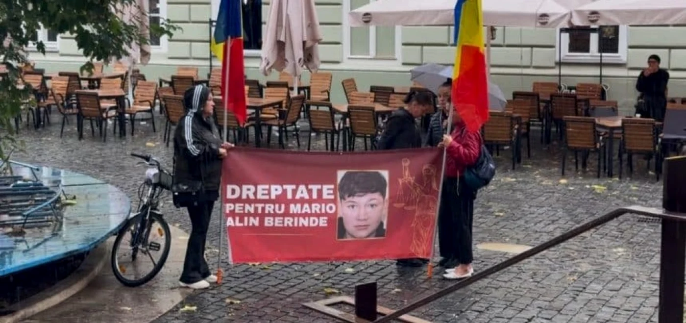 Familia şi câţiva apropiaţi au fost prezenţi încă de dimineaţă în faţa tribunalului.