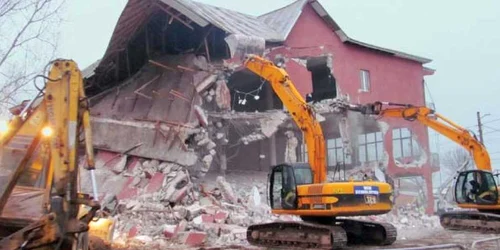 Vila demolată ieri era construită fără autorizaţie