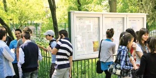 Peste 60 la sută dintre elevii ce au susţinut evaluarea naţională au obţinut medii peste 5