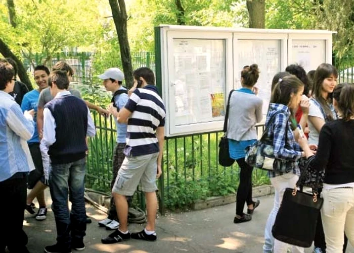 Tinerii aşteaptă rezultatele examenului. FOTO: Arhivă