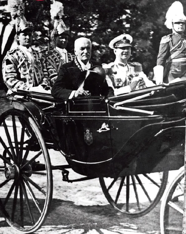 Vizita președintelui polonez Ignacy Mościcki la București,  în iunie 1937. Președintele și Regele Carol al II-lea,  însoţiţi de garda de onoare,  se îndreaptă către Palatul Regal.