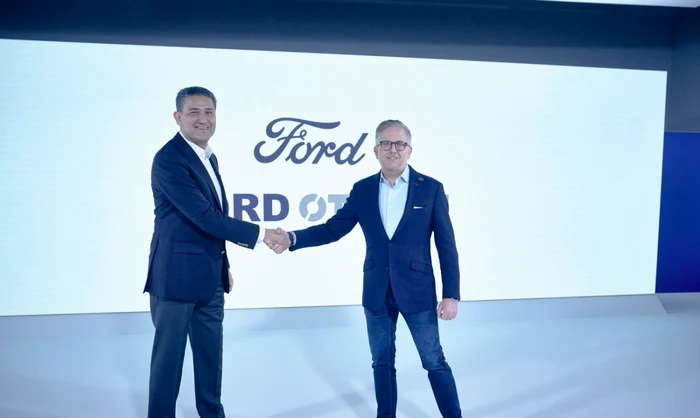 Haydar Yenigun, director general Ford Otosan şi Stuart Rowley, Preşedintele Ford Europa.