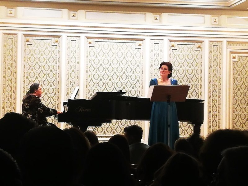 Lirica în saloane, săli de recitaluri și pe scena Operei