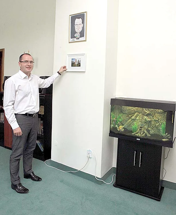 Pe un perete, a agăţat o caricatură care nu îi prea seamănă şi o fotografie cu fetiţa sa, Réka