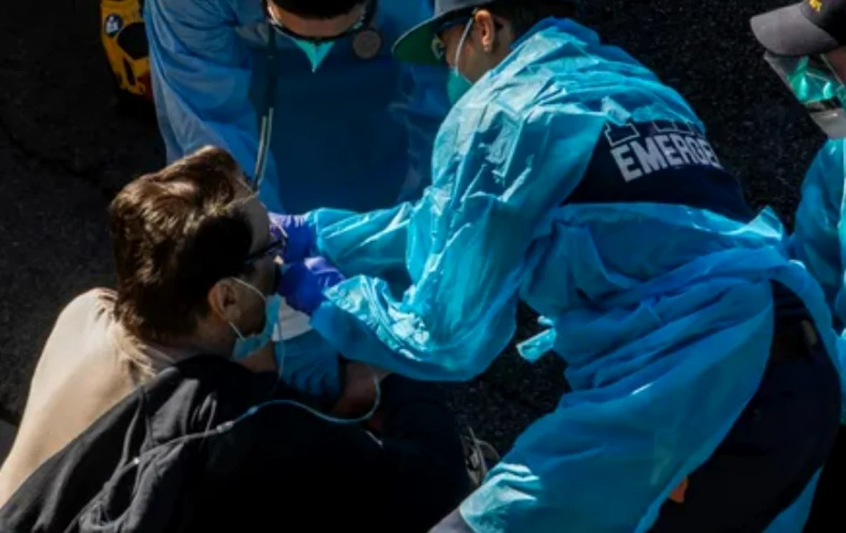 Bărbat primind ajutor medical pe trotuar la Los Angeles FOTO AFP