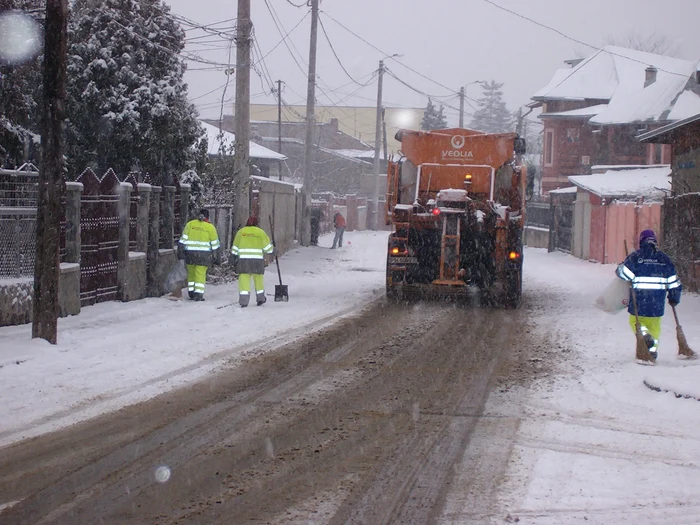 Se circulă în condiţii de iarnă pe toate drumurile din judeţ