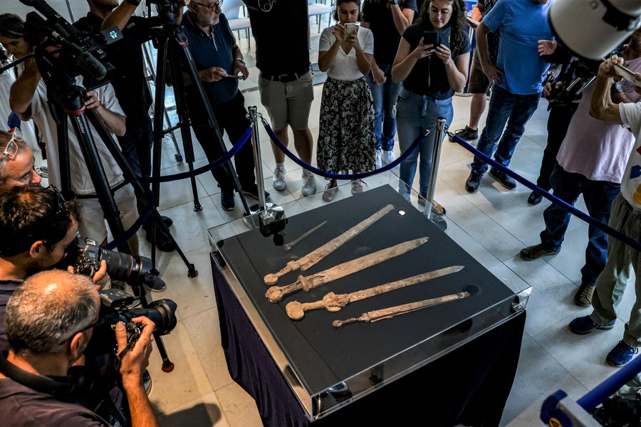 Israel: Arme din epoca romană, descoperite într-o peșteră din deșertul Iudeii