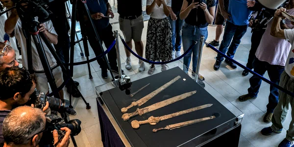 Săbii din epoca romană descoperite în Israel Foto AFP jpg