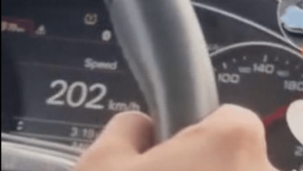Șofer teribilist, amendat și lăsat fără permis, după ce s-a lăudat pe Tik Tok că accelerează la peste 200 km/h VIDEO