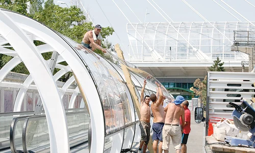 Muncitorii se căzneau  ieri să pună foile de  policarbonat jpeg