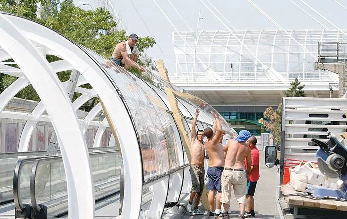 Muncitorii se căzneau ieri să pună foile de policarbonat