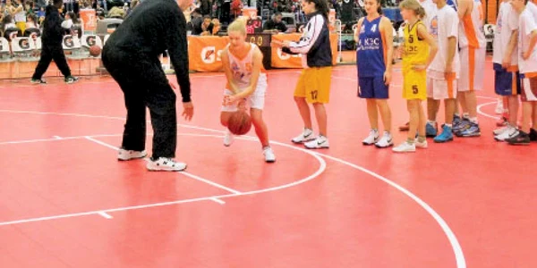 Ghiţă Mureşan a jucat împreună cu copiii pe care i-a antrenat în exerciţiile care presupuneau relaţii de adversitate 