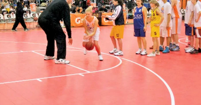 Ghiţă Mureşan a jucat împreună cu copiii pe care i-a antrenat în exerciţiile care presupuneau relaţii de adversitate