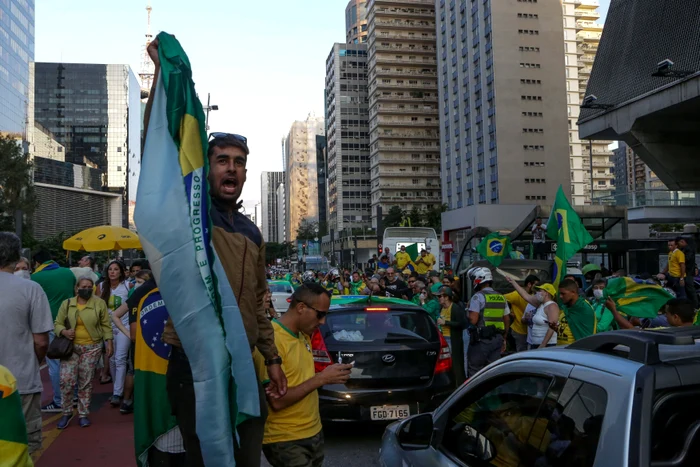 Brazilienii nu vor să mai stea închişi în case