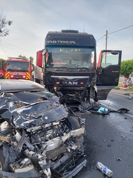 O șoferiță a adormit la volan și a intrat cu mașina într-un TIR, la Galați. Mama ei, pasageră în autoturism, a murit pe loc