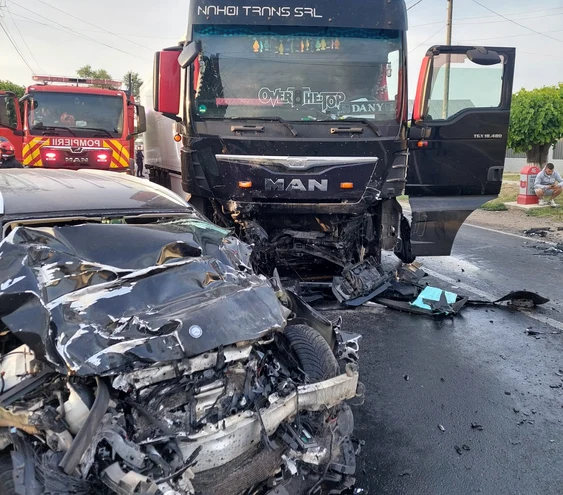Mașina a fost distrusă complet în urma coliziunii cu TIR-ul. FOTO ISU Galați