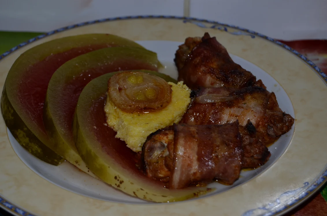 
    Aripioare picante învelite în bacon  