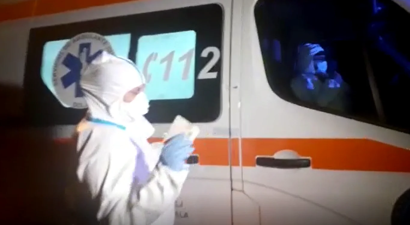 Un echipaj de ambulanţă a ajuns în comuna Bâlteni, din Gorj, pentru a-i duce în carantină pe cetăţenii care au avut legătură cu bărbatul infectat cu coronavirusFoto: captură video