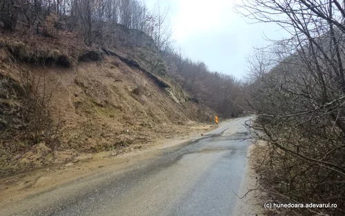 Drumul de pe Valea Cernei din Hunedoara  Foto Daniel Guță  ADEVĂRUL (30) jpg