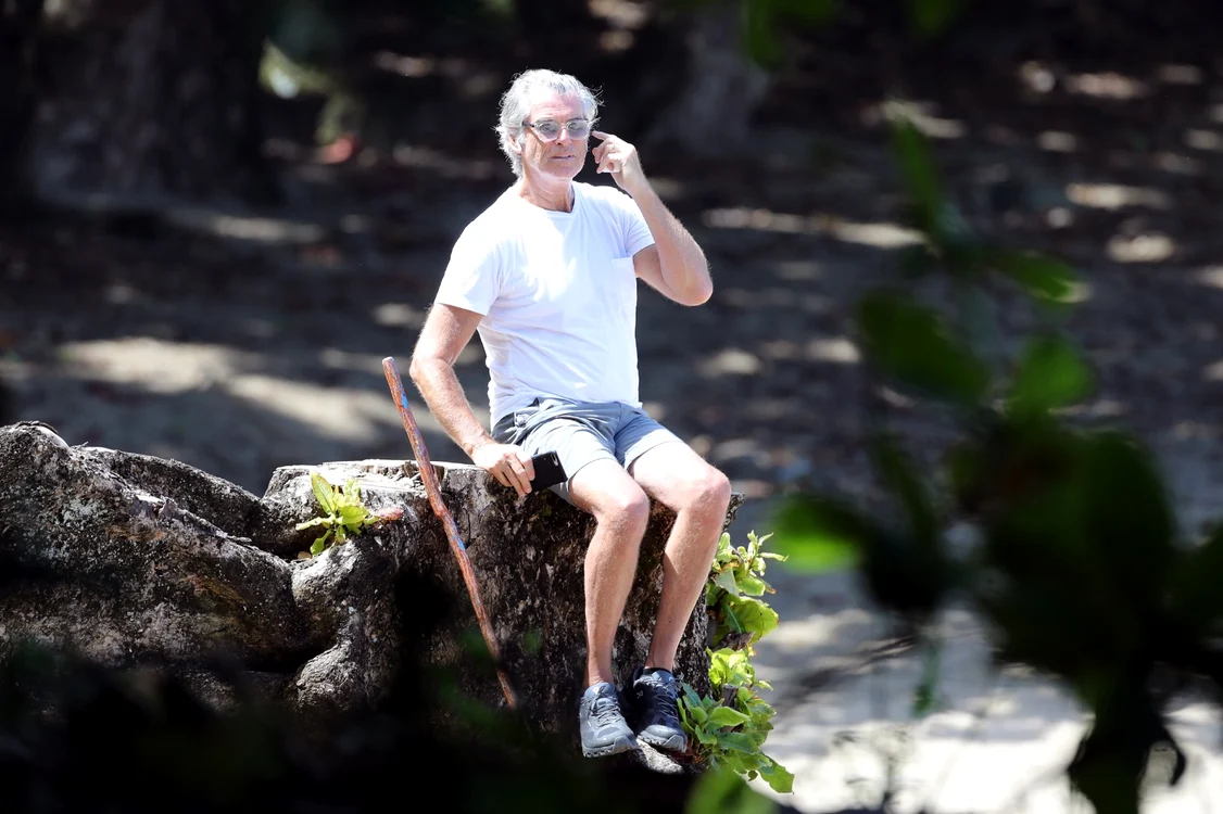 Brosnan a ieșit singur la plimbare și a luat cu el un toiag care l-a ajutat să se deplaseze pe plajă