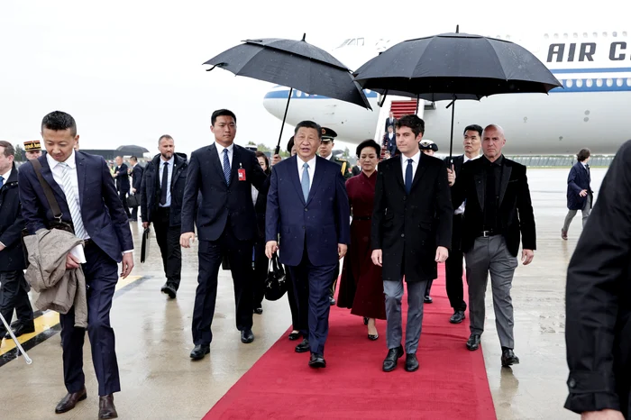 XI Jinping a fost întâmpinat de premierul francez, Gabriel Attal FOTO AFP