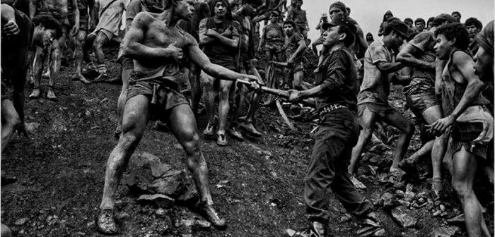 Una dintre fotografiile iconice ale lui Sebastião Salgado, făcută într-o mină de aur din
Brazilia