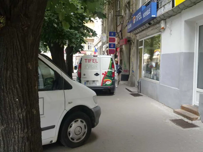 Unii blochează trotuarul, alţii parchează în intersecţie