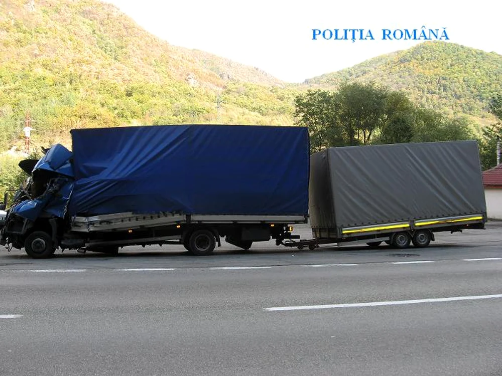 Autoutilitara peste care a cazut utilajul de foraj desprins de pe trailer