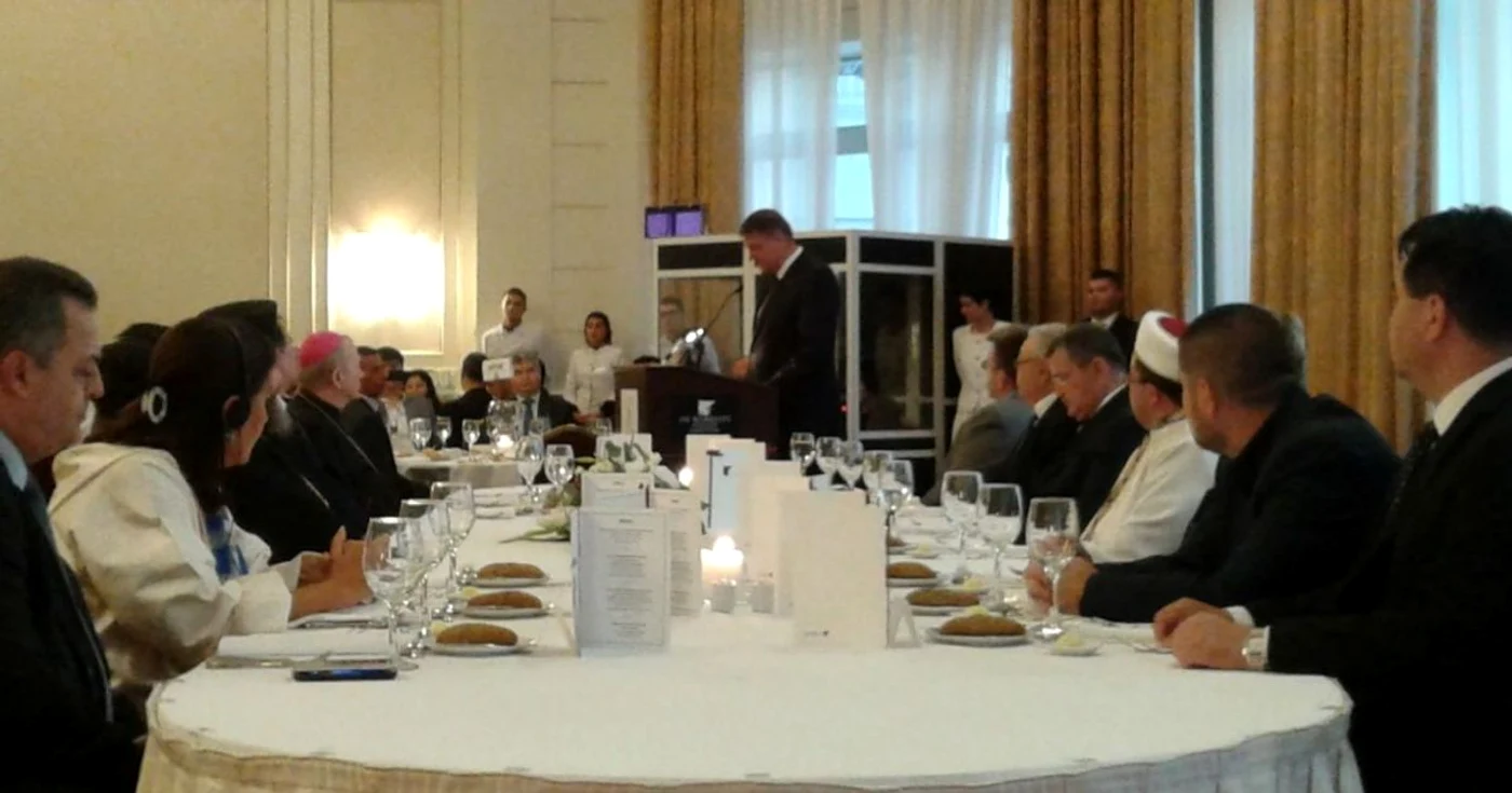 Klaus Iohannis şi muftiul Iusuf Murat la cina de Iftar Foto Sînziana Ionescu
