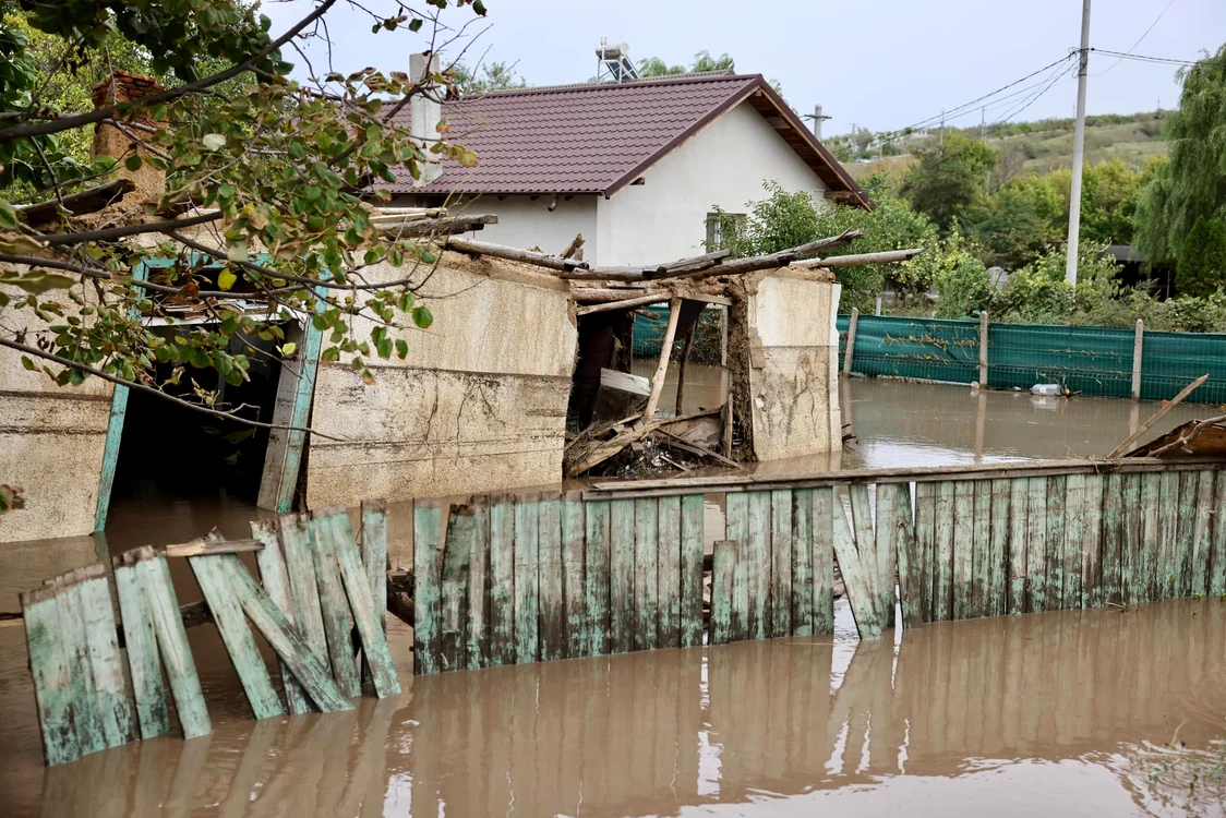 foto casa distrusa de inundații