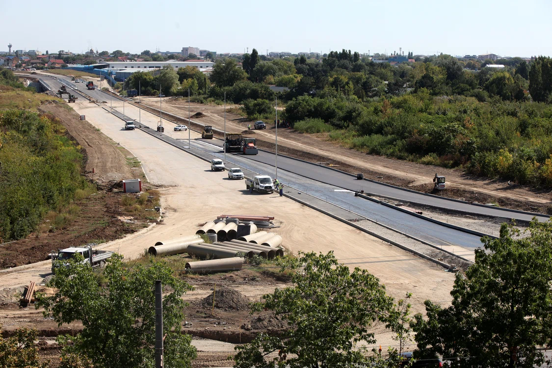 
    La porţiunea dintre Şoseaua Petricani şi Centura Capitalei, care are aproape 6 km, se lucrează din 2015FOTO: Sever Gheorghe  