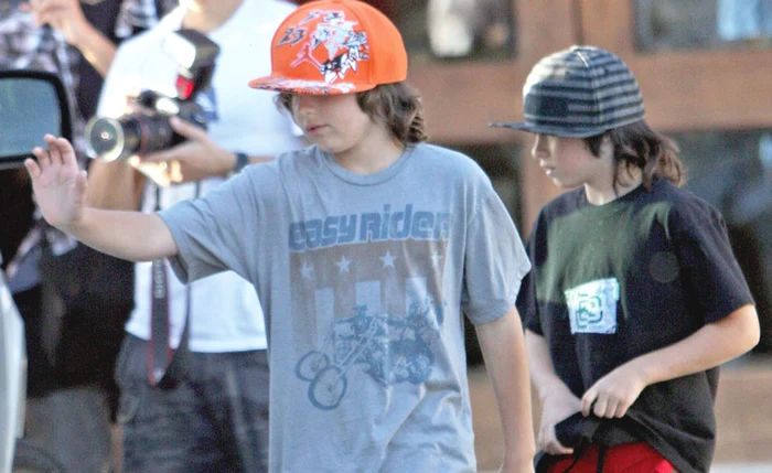 Brandon, 15 ani şi Dylan, 13 ani, locuiesc împreună cu mama lor