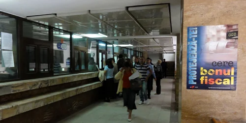 Aproape 2.000 de locuitori ai judeţului s-au trezit luna trecută cu conturile blocate din cauza datoriilor