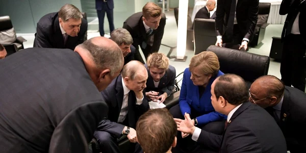 Discuţie la summitul de la Berlin între preşedintele egiptean Abdul Fattah al-Sisi Vladimir Putin Angela Merkel şi Emmanuel Macron FOTO AFP 