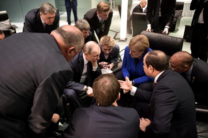 Discuţie la summitul de la Berlin între preşedintele egiptean Abdul Fattah al-Sisi, Vladimir Putin, Angela Merkel şi Emmanuel Macron FOTO AFP