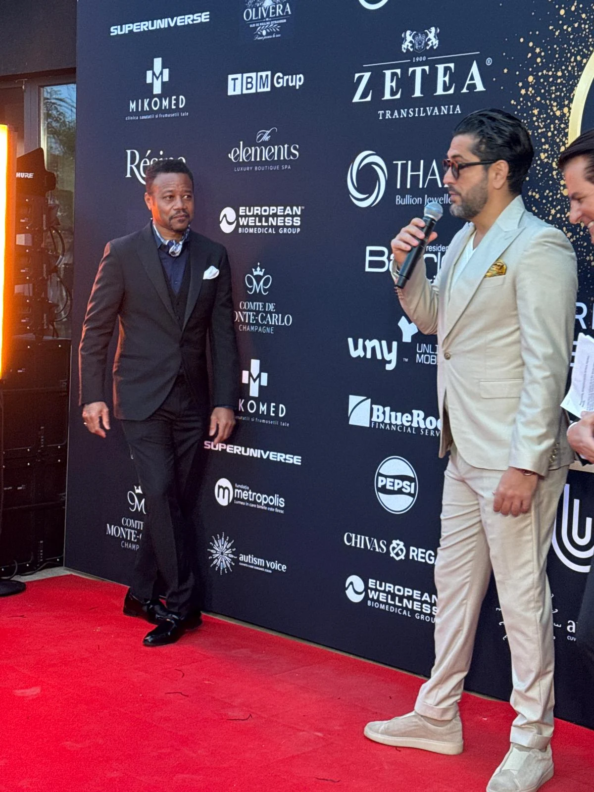 Actorul american Cuba Gooding Jr., moment artistic neașteptat în timpul cinei exclusiviste la care a fost invitat în prima lui seară în România