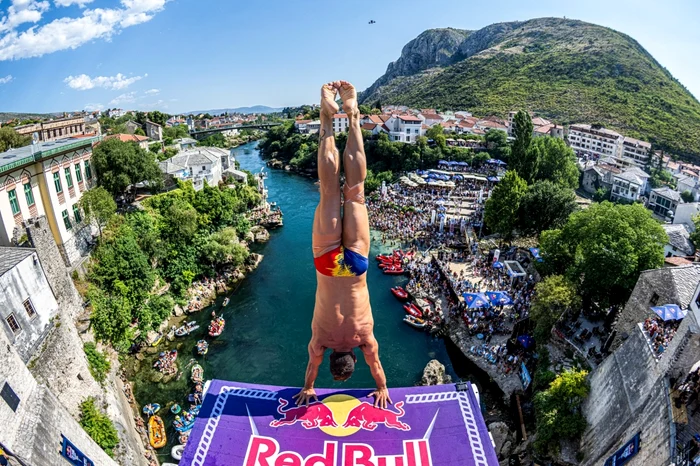 Constantin Popovici a avut o săritură din stând în mâini (Foto: Red Bull Cliff Diving)