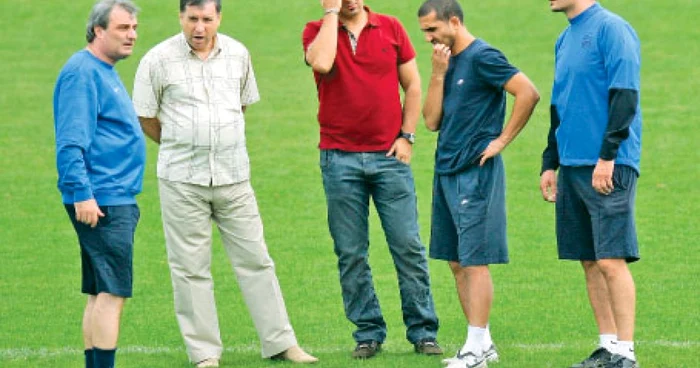 Stoichiţă (stânga) n-are un înlocuitor nici măcar pentru veteranul Petre Marin (al doilea din dreapta)