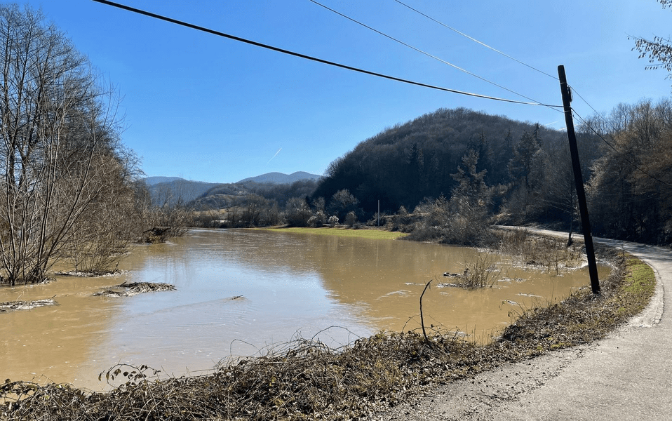 Alertă de inundații pe râurile Crișul Alb și Jiu, în Hunedoara. Cod portocaliu extins în mai multe zone