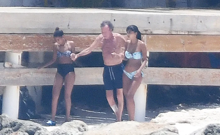 
    Julio Iglesias s-a sprijinit de braţele a două tinere frumoase pentru că abia mergeaFoto: profimedia  