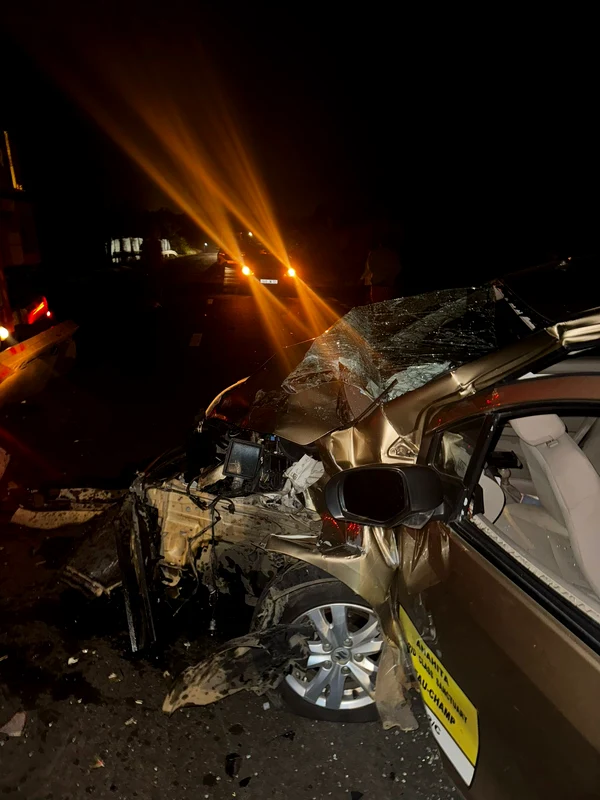 Taxiul în care se afla Emily, făcut praf în accident foto Arhiva personală 