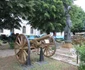 În perioada 2006-2020, tunul catafalc împreună cu tunul Krupp md. 1868 au flancat monumentul Generalului Ioan Emanoil Florescu în parcul de artilerie al muzeului (© Colecția Muzeului Militar Național „Regele Ferdinand I”)