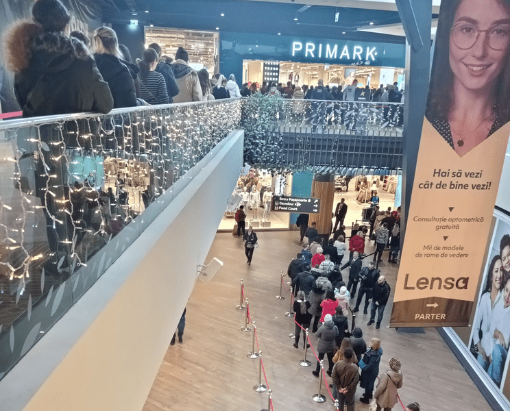 Cozi pe două etaje la deschiderea primului magazin Primark din România. Oamenii au așteptat la rând ore întregi